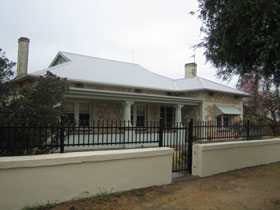 Naracoorte Cottages - MacDonnell House - Townsville Tourism